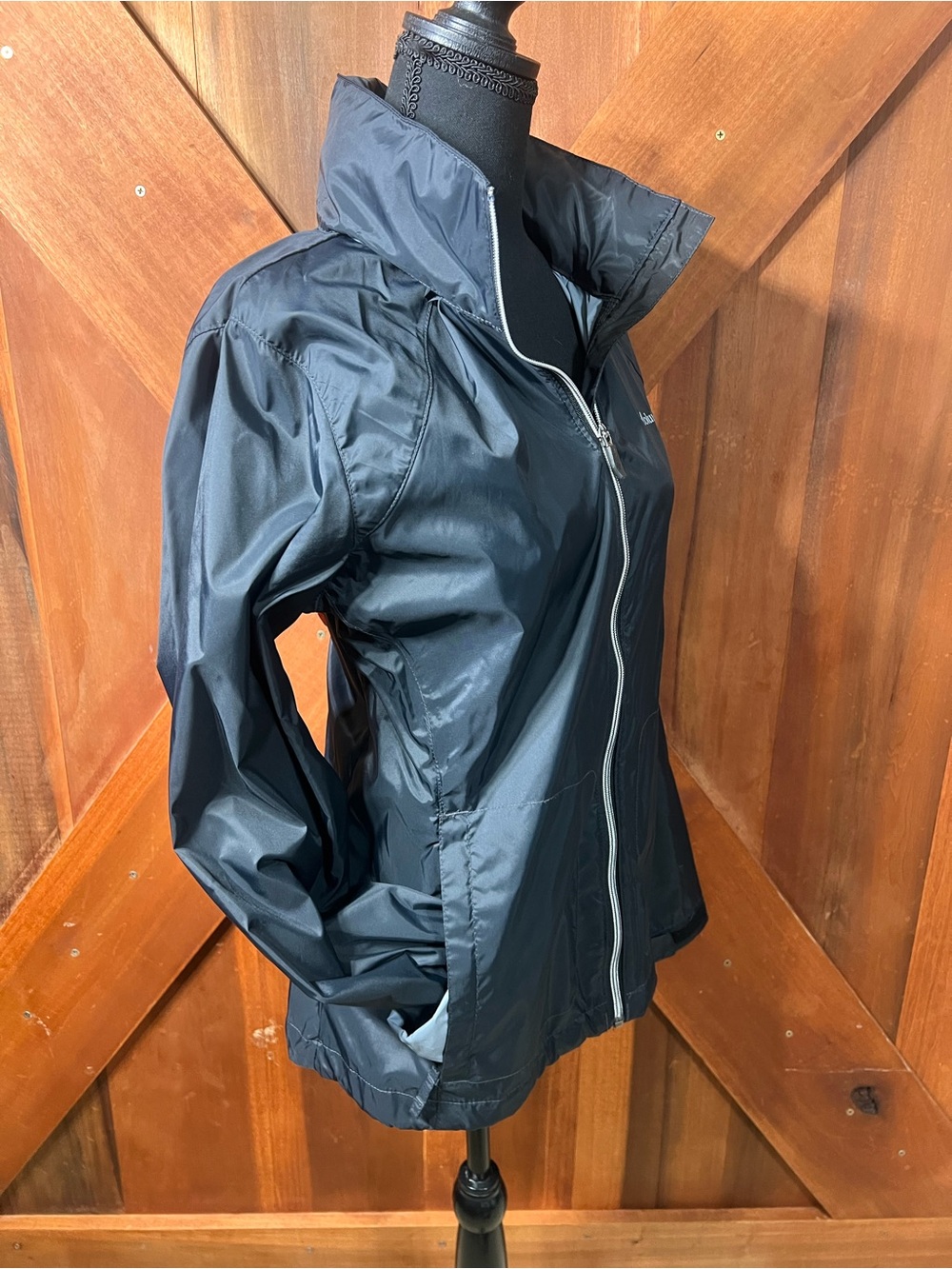 Columbia Women's switchback II Navy Lightweight Rain Jacket w/ packable hood - Picture 6 of 9